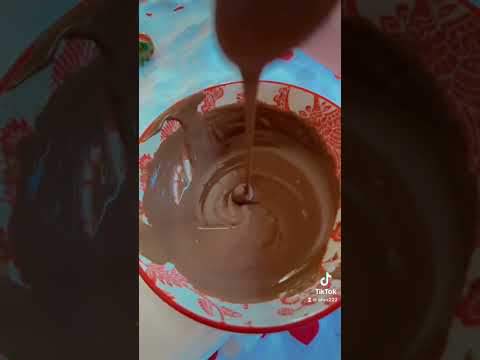 How to : chocolate dipped strawberries made with @cadbury Freddo and Dream white chocolate . #asmr
