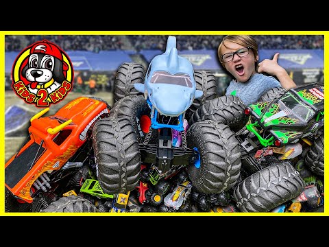 Monster Jam RC Trucks - MEGA MEGALODON RC CHALLENGE vs. Mega El Toro Loco & Mega Grave Digger