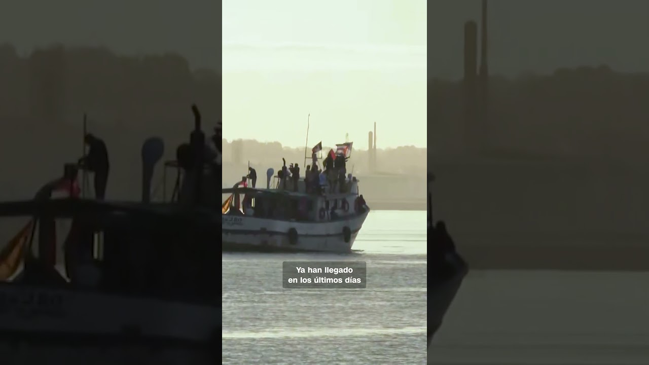 Momento en el que llega a La Habana el barco con ayuda humanitaria proveniente de México