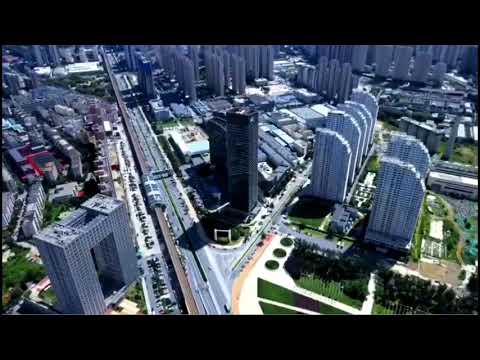 Prédio alto antes e depois do incêndio na Zona de Desenvolvimento de Dalian, China Área em chamas na Zona de Desenvolvimento de Dalian