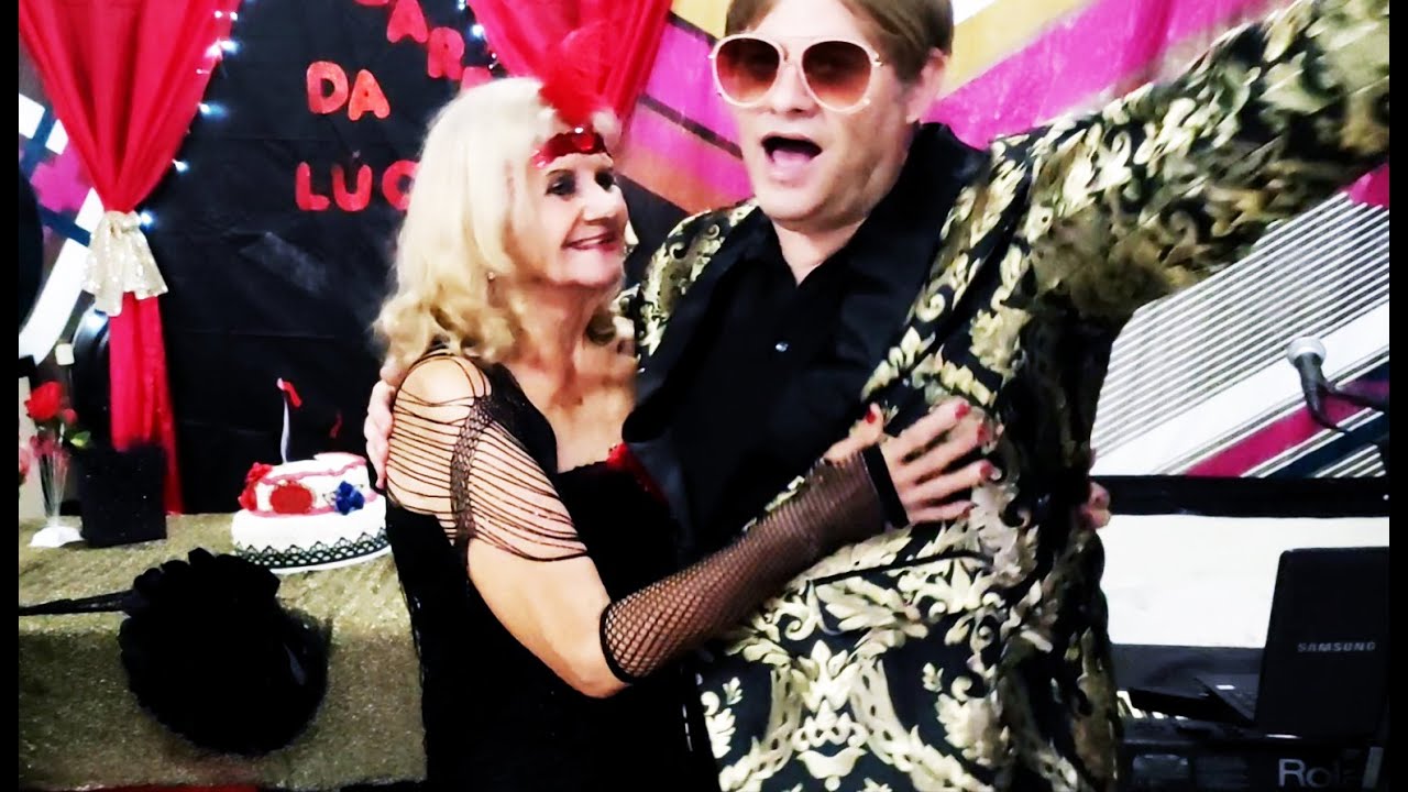 Elton John aparece e canta de surpresa no Cabaré da Lúcia (aniversariante), no baile do Clube Ideal !