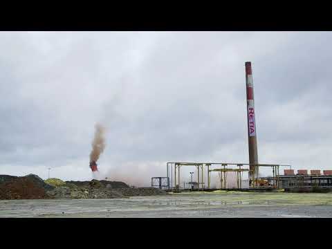 Spectaculaire explosion des cheminées de Lacq vue du ciel