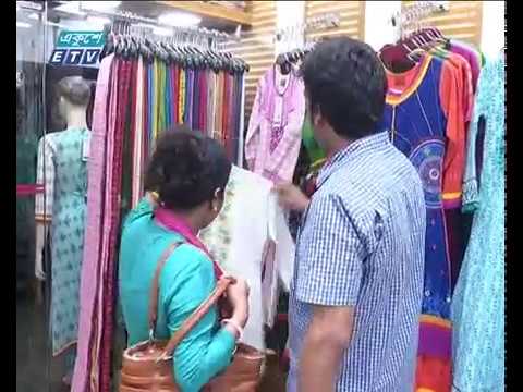 রাজধানীর আজিজ সুপার মার্কেটে ক্রেতাদের ও ভিড়