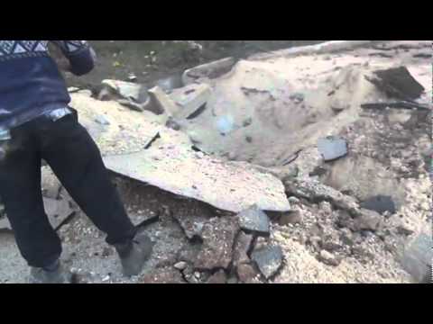 عناصر فرقة سليمان المقاتلة تقوم بتجربة عبوة ناسفة محلية الصنع في ريف إدلب