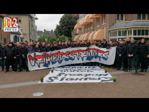Mobiele Eenheid veegt demonstrerende voetbalsupporters van het 5 mei plein in Wageningen