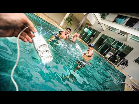 APAVOREI MEUS AMIGOS NA PISCINA DA CASA DO LAGO