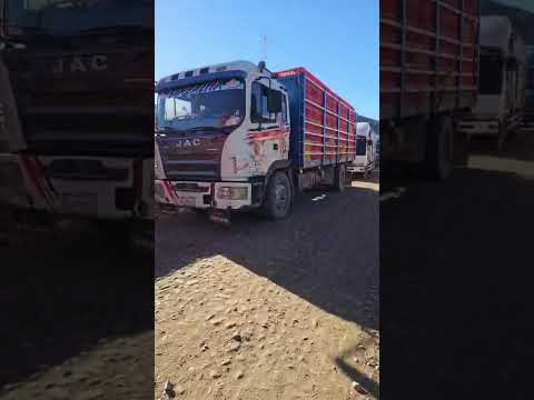 Centenares de camiones  con alimentos bloqueados en el municipio de Vacas