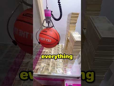 Guy Outsmarts Claw Machine 🕹️