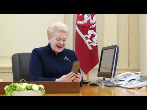 Dalia Grybauskaitė kalba telefonu