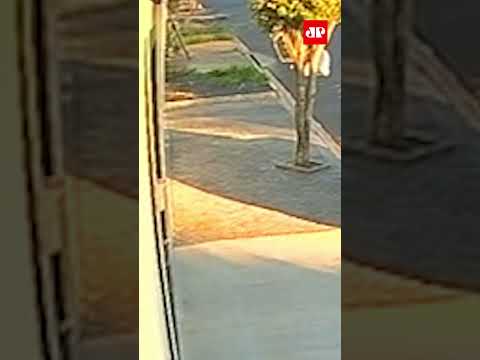 Imagens mostram agressor partindo para cima de policiais com faca em SP #shorts