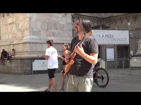 MILANO PIAZZA DEL DUOMO, 17 AGOSTO 2021 - IL CHITARRISTA DANIELE MONETA -