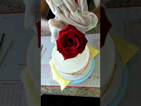 Bolo personalizado de Buttercream e Pasta Americana.