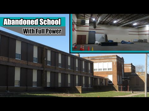 Exploring a Large Abandoned School with Full Power