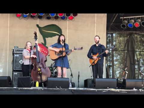 Molly Tuttle - "Helpless" at Strawberry 2017
