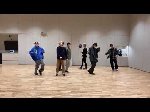 ENHYPEN doing the Escalator challenge in their recent dance live