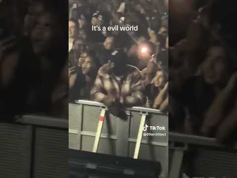 Lady Hugs Omah Lay on stage to make her Boyfriend Jealous😩😱? #omahlay #omahlaylyrics