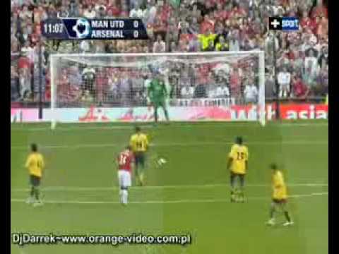 Kuszczak broni karnego w meczu z Arsenalem