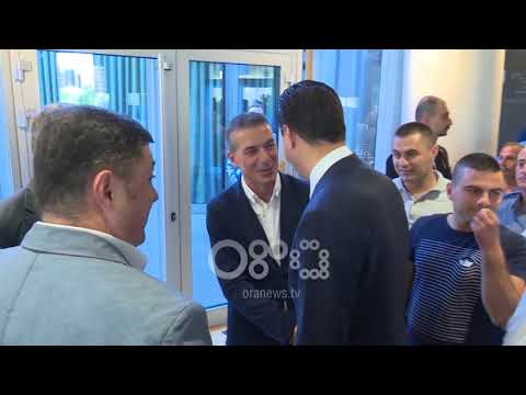 Ora News - 20 vite pas vrasjes nderohet Azem Hajdari, në ceremoni dhe të larguarit