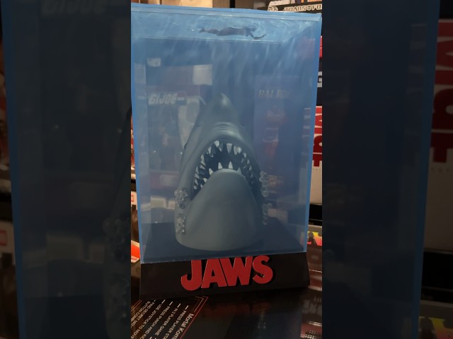 Vídeo relacionado con SD Toys - Figura Coleccionable Tiburón sobre Podio de Exposición Jaws, 17 x 27 x 10 cm