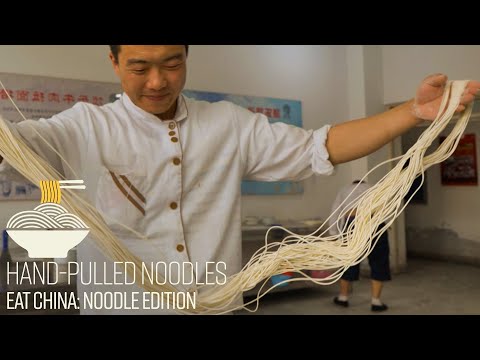 我們去麵條學校學拉麵--《吃貨中國》（S2E1）。 (We Went to Noodle School and Learned How to Pull Noodles - Eat China (S2E1))