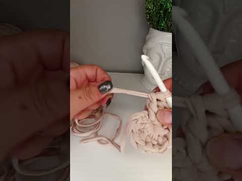 cuore all'uncinetto con la fettuccia