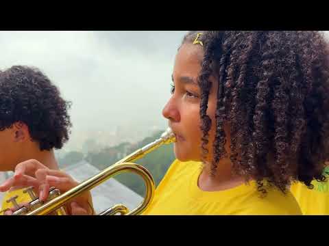 Favela Brass students in the Coração Verde e Amarelo music video