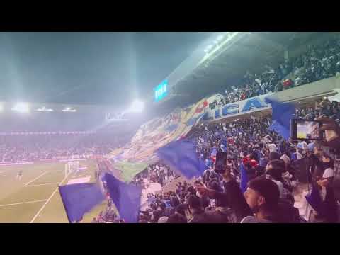 "MI VIEJO ME TRAJO A SAN CARLOS  - CLARO ARENA 2025 -  HINCHADA LOS CRUZADOS" Barra: Los Cruzados &bull; Club: Universidad Católica