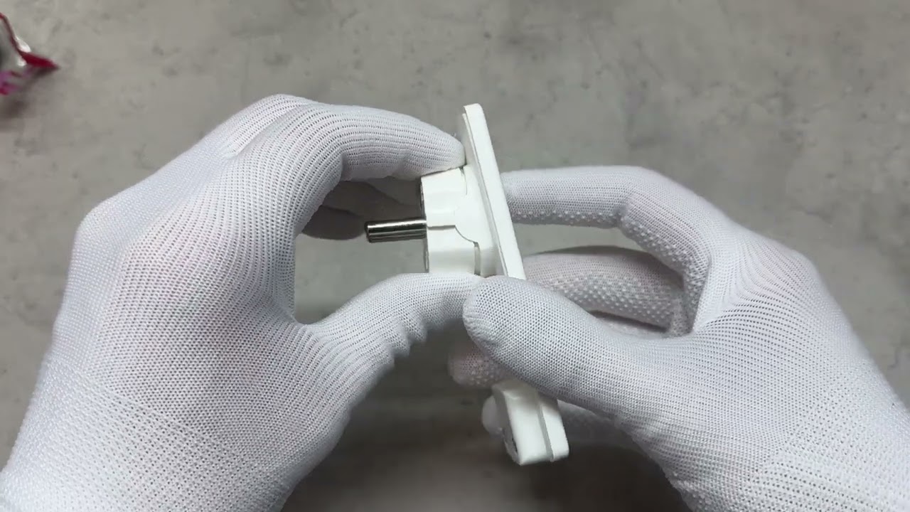 Вилка ультра тонка з рухомим контактом та заземленням NX1030 NEOMAX біла