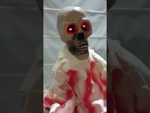 Vídeo relacionado con Figura de cementerio zombi para césped, estatua luminosa de sepulturero, pantalla animada de hueso, accesorio espeluznante para el jardín delantero, decoración de patio al aire libre
