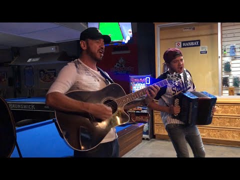 Cruz de madera con acordeón del Compa @JassenGomez