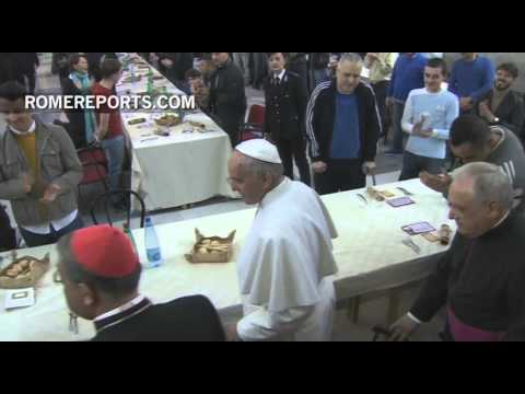 Francisco almorzó con presos en Nápoles