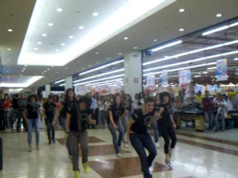 Flashmob Oriocenter 16 maggio 2010