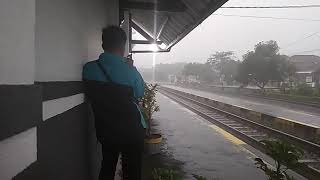 preview picture of video 'KA Serayu Berjalan Langsung. Menembus Hujan Deras #railfans #semboyan35'