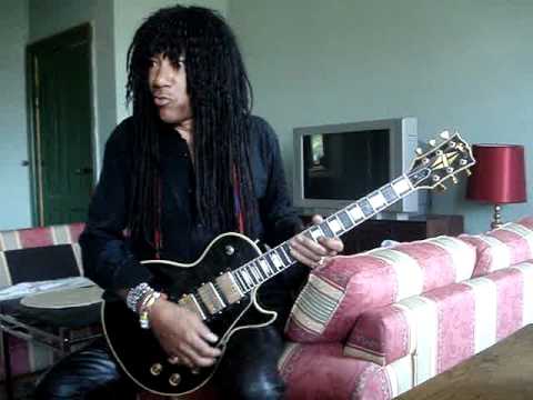 Neonleonkinglion playes and show Martin  a Les Paul guitar from 1959....  10 sep 2011