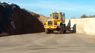 preview picture of video 'Jcb beim Mais laden Biogasanlage'