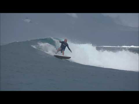 Solid swell rolls in to 4 Bobs