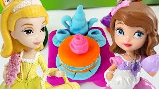 Spielzeug Video mit Play Doh. Ein Teeservice und Kleider aus Knete. Video für Kinder