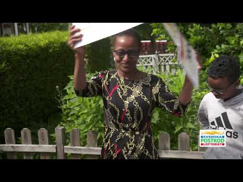 Daniel överraskar glada vinnare i Märsta - Postkodlotteriet