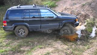 preview picture of video 'Jeep Grand Cherokee ZJ 5.2L V8 on Mud 2'