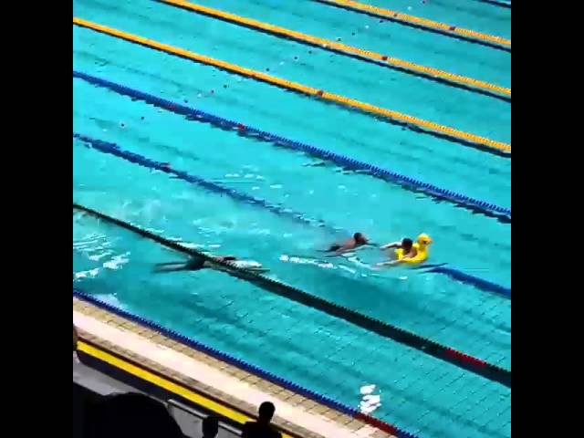 Юноша с надувным кругом в виде желтого утенка сорвал заплыв на чемпионате России