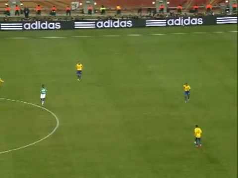 Árbitro pergunta a Luis Fabiano se usou o braço no gol, e ele nega - Copa do Mundo Fifa 2010