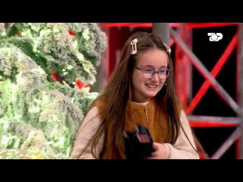 Turistët në Tiranë - ( Vajzat dhe djali I anglishtes ) - Fëmijët dhe Festat