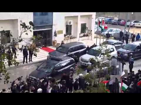 ضرب وزير الخارجية الكندي بالبيض و الكنادر امام وزارة الخارجية الفلسطينية 
