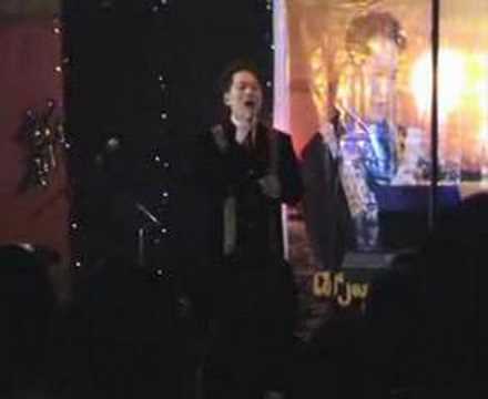 Tom Rainbow chante lao