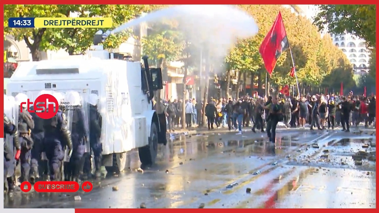 Studentët, opozita dhe qytetarët protestojnë para Ministrisë së Arsimit. Sulmohet me gurë godina