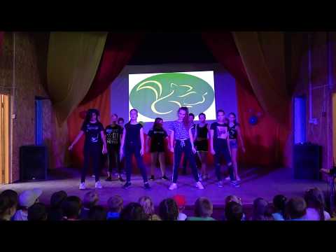 Танцует под будильник. Танец отряда в лагере. Танец отряда в лагере. Танец отряда в лагере. Лагерь команда.