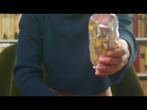 Lena Meyer-Landrut zeigt zwei Dinge, die sie immer in ihrer Tasche hat 👜