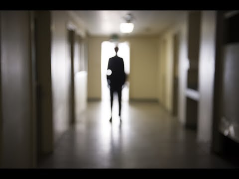 その男を見てしまったら…！映画『スレンダー　長身の怪人』予告編