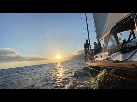 Coucher de Soleil sur un Voilier Privé au Départ de Funchal