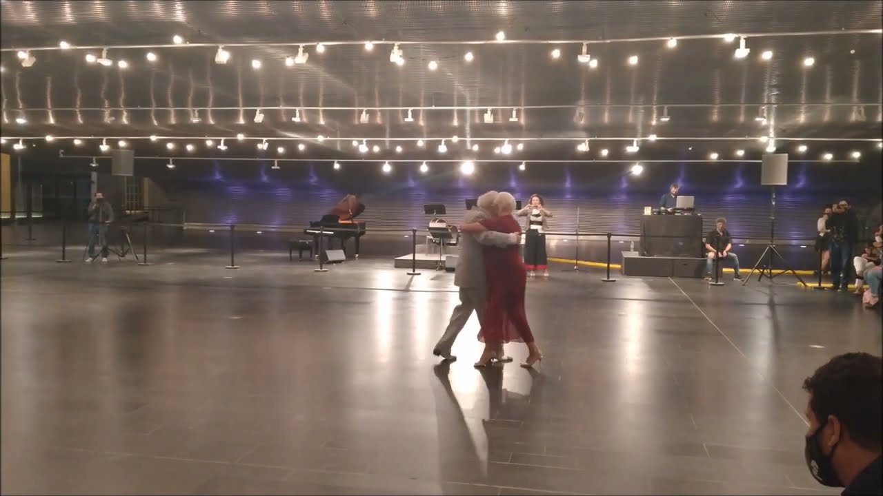 RICARDO MACEIRAS, "EL PIBE SARANDÍ" & ELINA ROLDÁN BAILAN LA MILONGA ARRABALERA